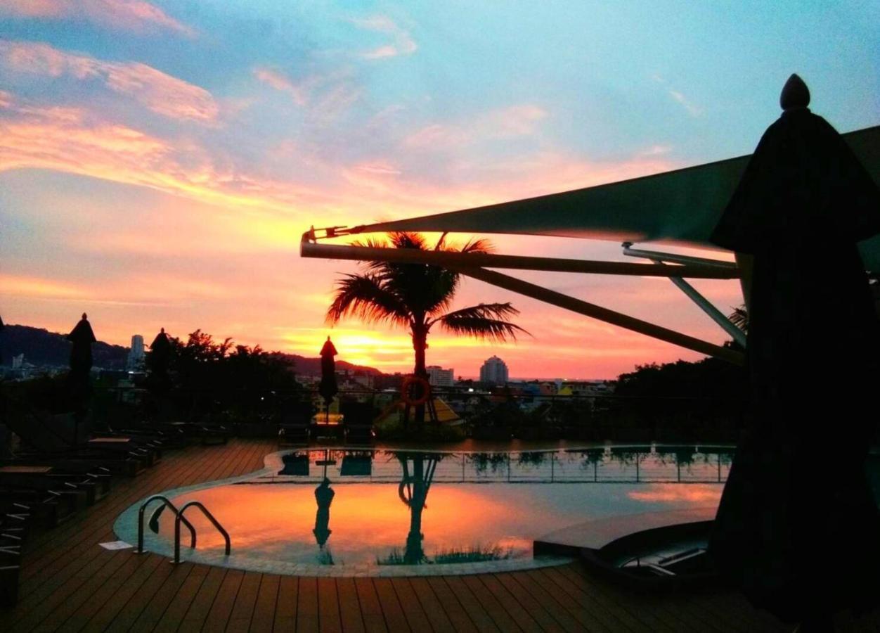 Skyview Resort Phuket Patong Beach Exterior foto Sunset at the pool