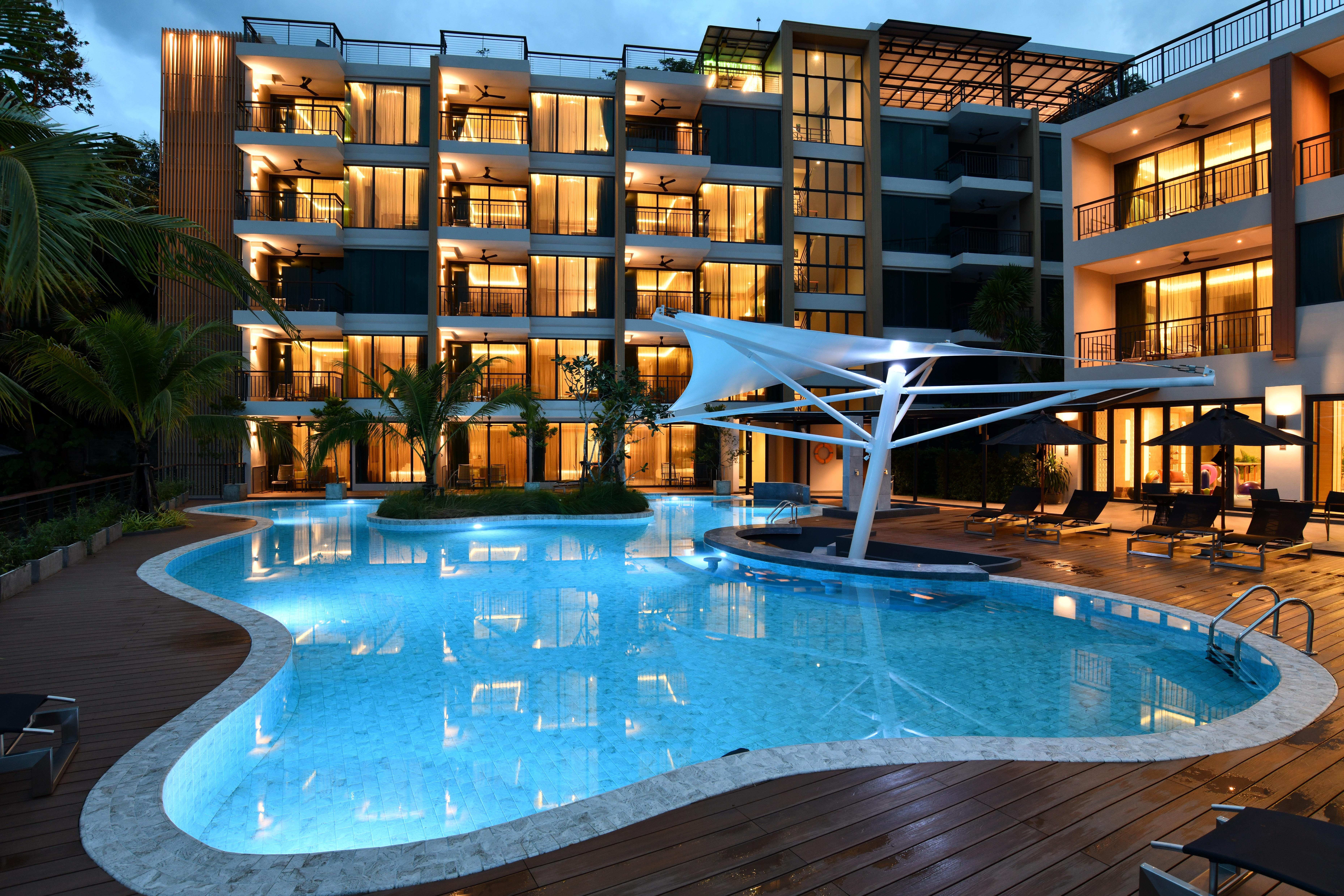 Skyview Resort Phuket Patong Beach Exterior foto The swimming pool at the hotel