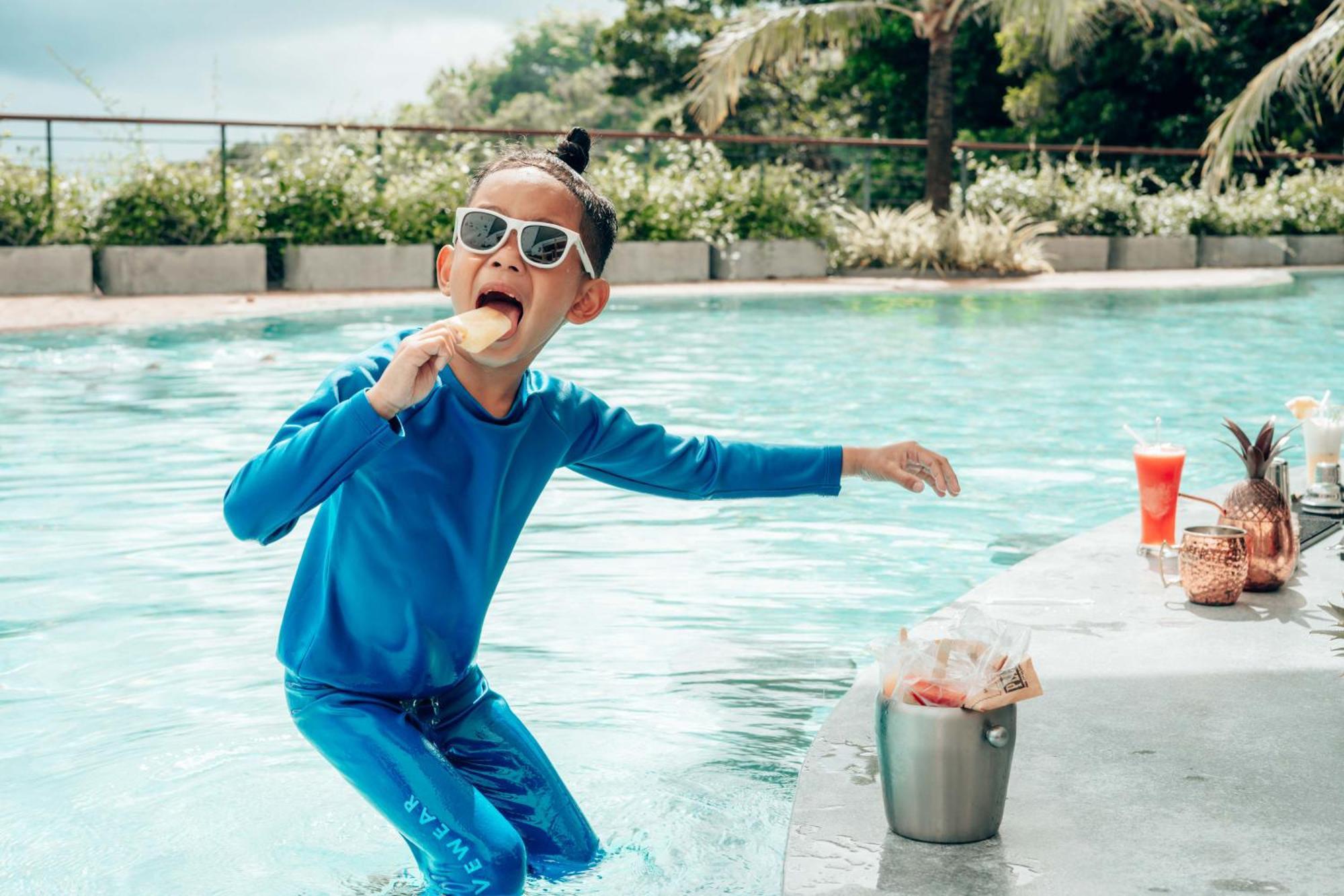 Skyview Resort Phuket Patong Beach Exterior foto A child wearing a rash guard