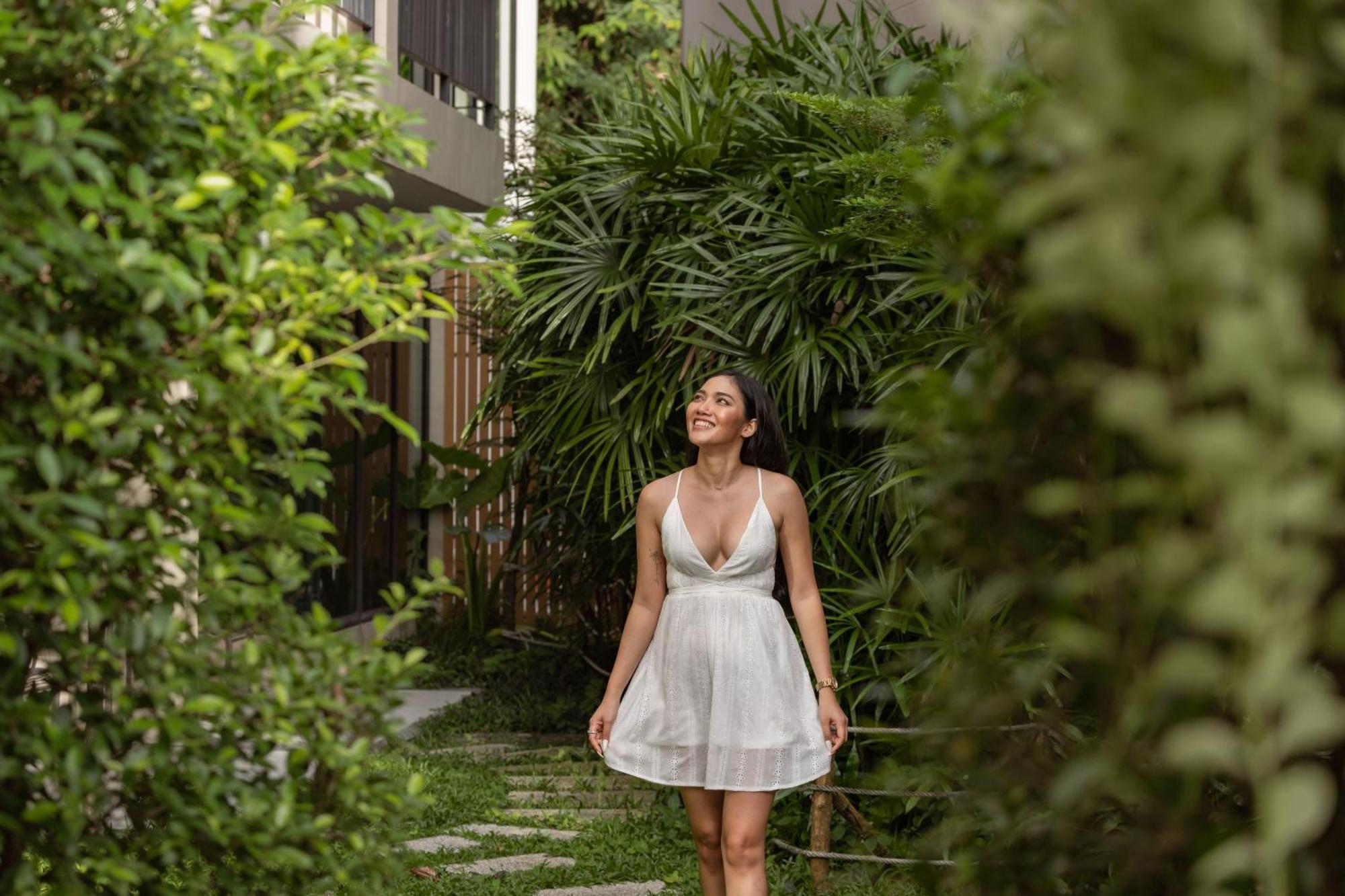 Skyview Resort Phuket Patong Beach Exterior foto A woman wearing a white dress